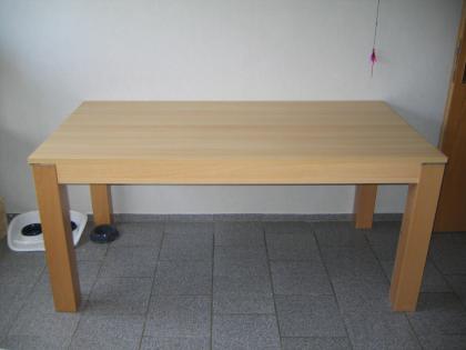 Heller Esstisch