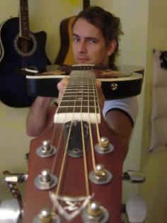 Biete vielsaitigen Gitarrenunterricht in Düsseldorf