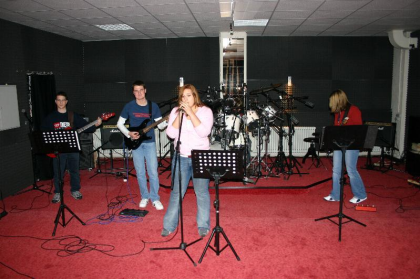 Musikunterricht in einem Tonstudio. Schaut ein